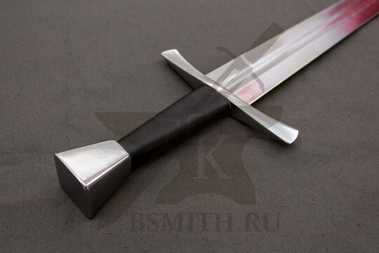 Меч тип XVI из Копенгагена, вариант 2, эфес крупно со стороны навершия