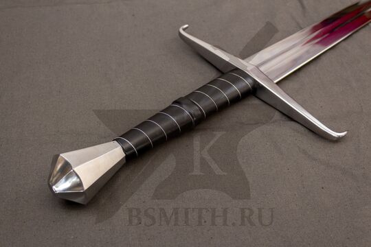 Меч тип XVIa, вариант 3, эфес крупно со стороны навершия