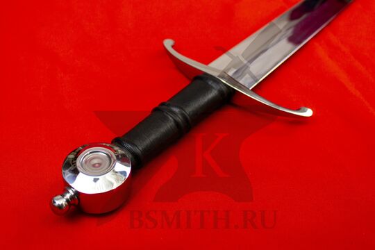 Меч тип XVIII из Музея Королевской оружейной палаты в Лидсе, эфес крупно со стороны навершия