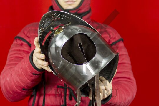 Топхельм "Сахарная голова" с парашютом и подбородочными ремнями, вид в руках с поднятым забралом