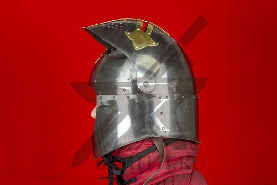 Топхельм "Сахарная голова" с парашютом и подбородочными ремнями, с поднятым забралом сбоку