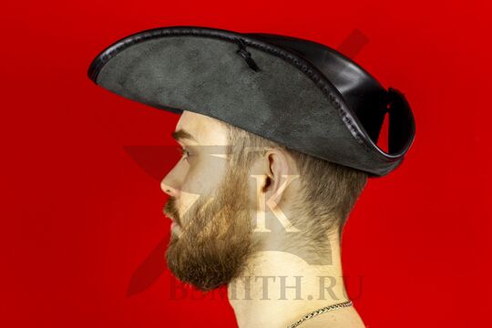 Треуголка кожаная, черная, вид сбоку