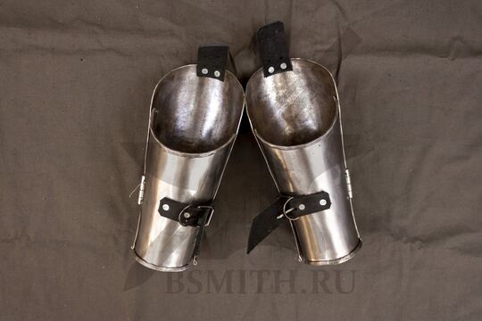 Наручи латные миланского типа, вид с обратной стороны