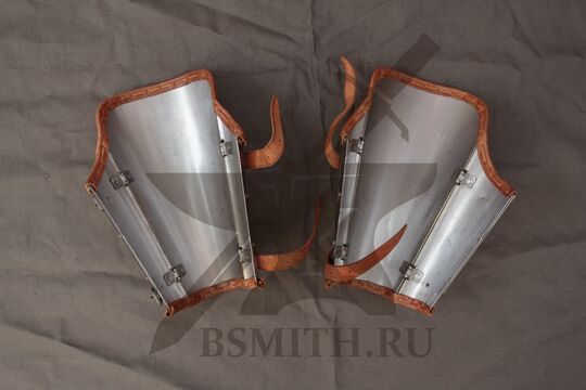 Наручи латные трехстворчатые, Европа 13-14 век, с окантовкой, вид изнутри