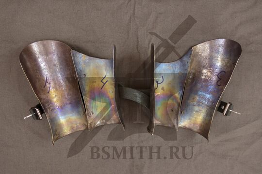 Наручи латные, титан, вид в раскрытом виде изнутри